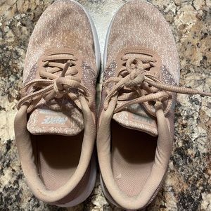 womens nike sneakers, barely worn